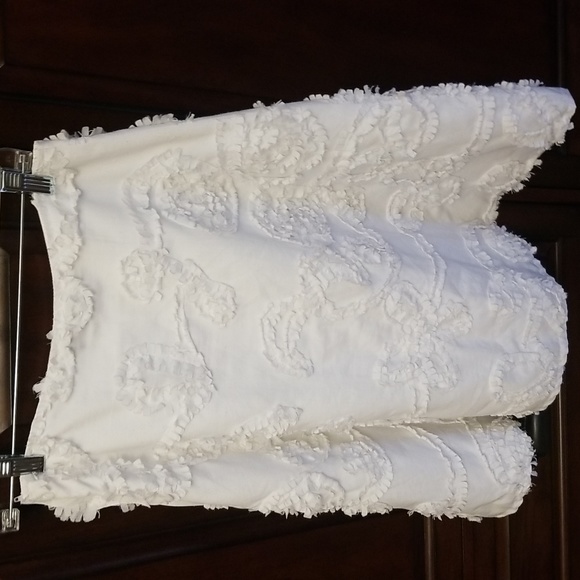 $5 ITEM. White detailed Will's River Co. Skirt. Size 4. MUST BUNDLE - Picture 5 of 8